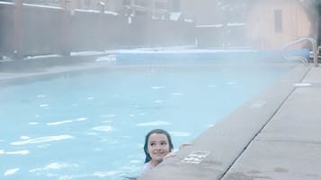 สระว่ายน้ำกลางแจ้ง, สระน้ำอุ่น