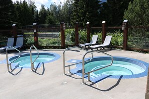 Outdoor spa tub - Tantalus Resort Lodge (Whistler)