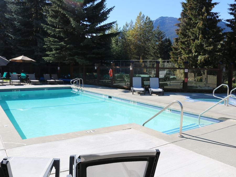 Utomhuspool och uppvärmd pool