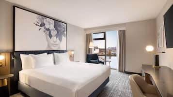 客房内保险箱、办公桌、遮光窗帘、熨斗/熨衣板