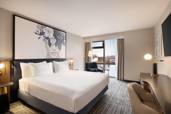 Värdeförvaringsskåp på rummet, skrivbord och mörkläggningsgardiner