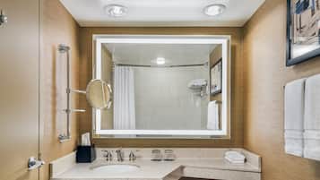 Bañera con ducha, artículos de tocador gratuitos, secador de pelo