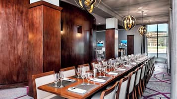 Breakfast, lunch, dinner served; Mediterranean cuisine