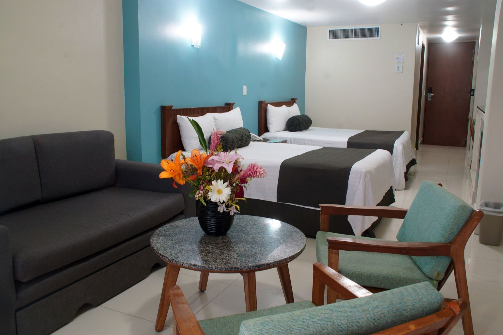 Cofres nos quartos, cortinas blackout, Wi-Fi de cortesia, roupa de cama