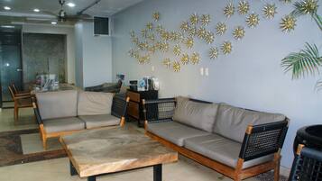 Una sala de estar moderna con un sofá, una mesa de centro y decoración de estrellas en la pared.