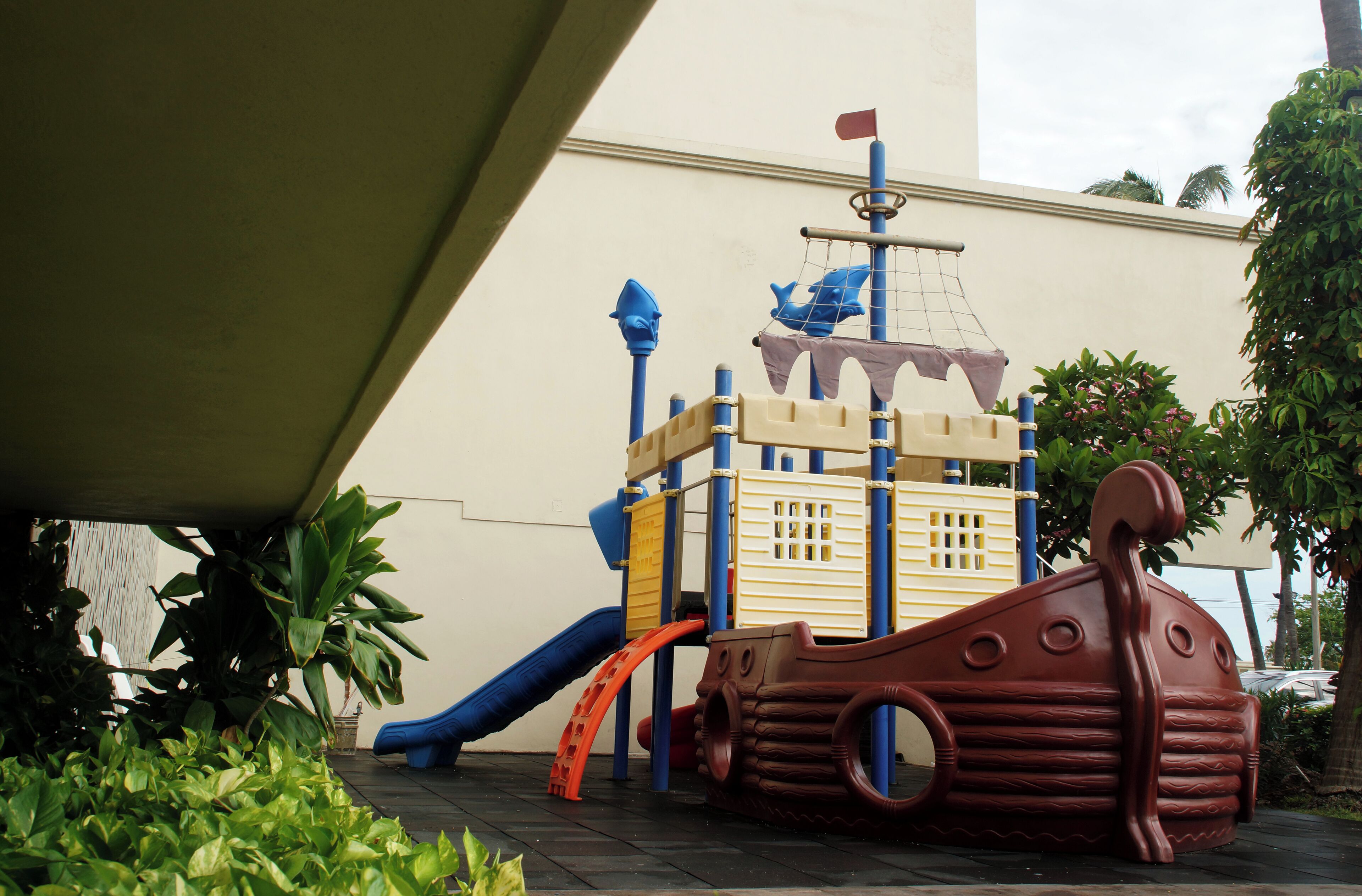 Una estructura de juegos infantiles con un tobogán y elementos para escalar.