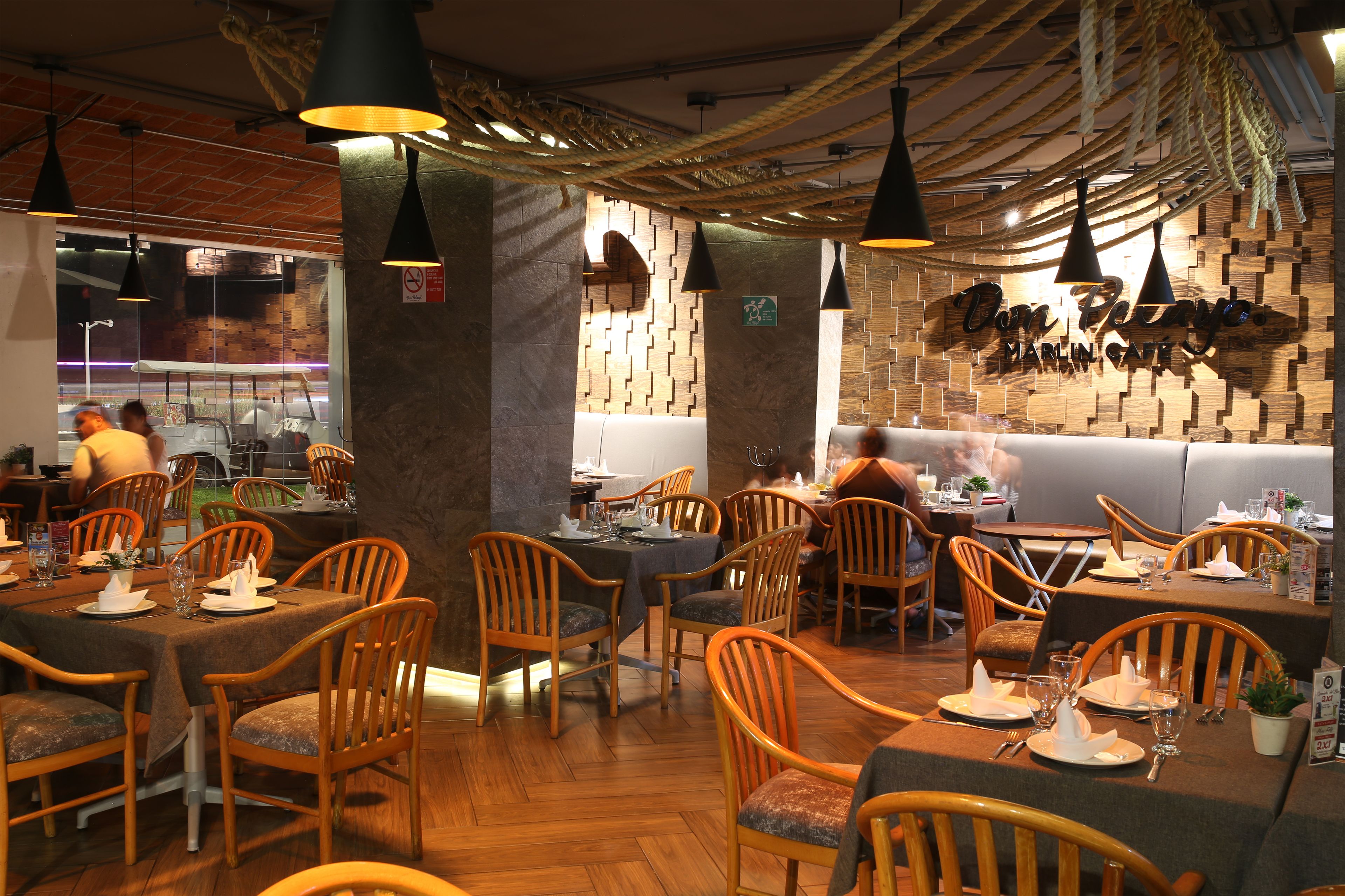 Se sirven desayunos y almuerzos; cocina mexicana; con vista al mar