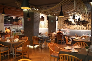 供應早餐、午餐和晚餐，墨西哥料理，海景