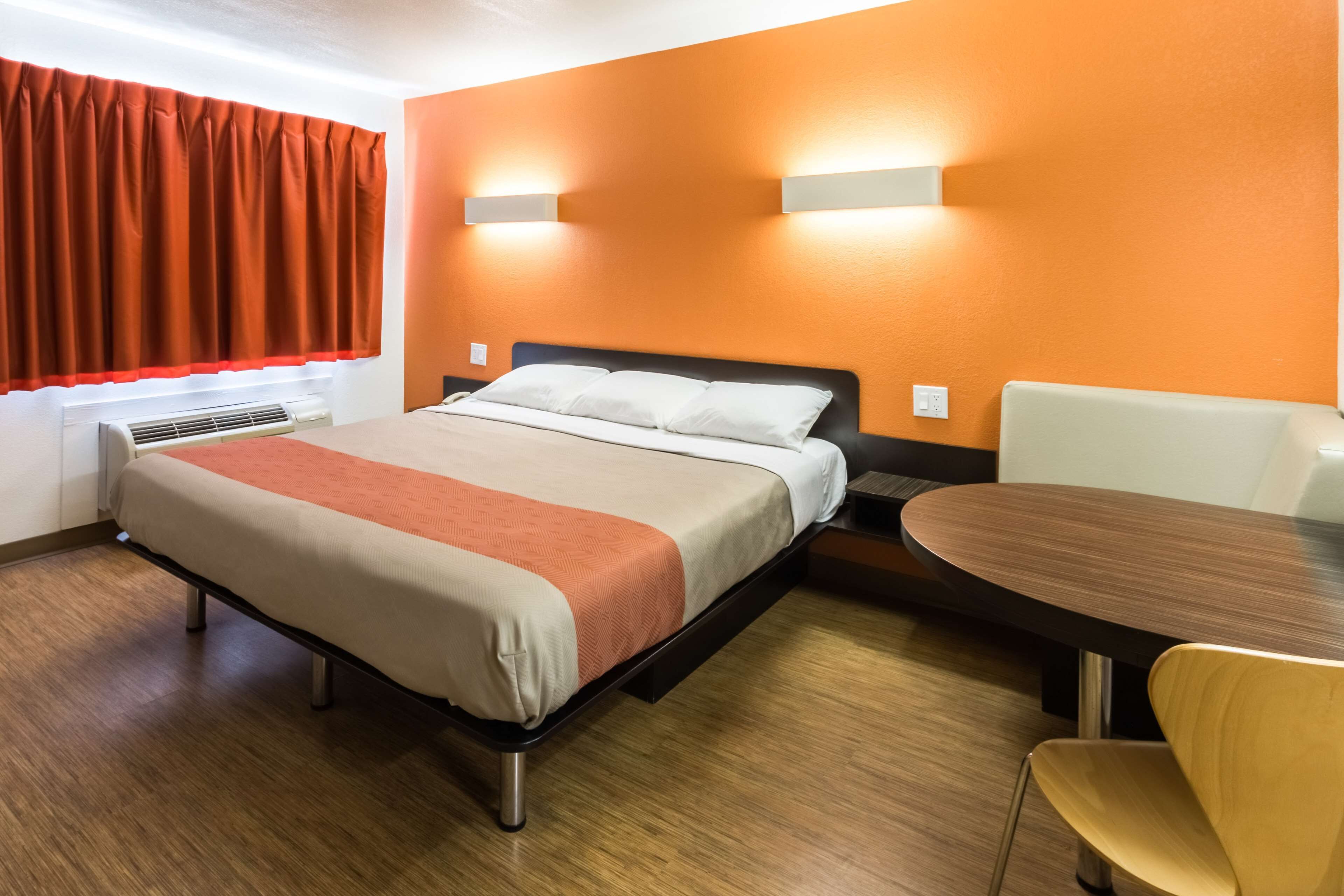 Een minibar, een bureau, gratis wifi, beddengoed