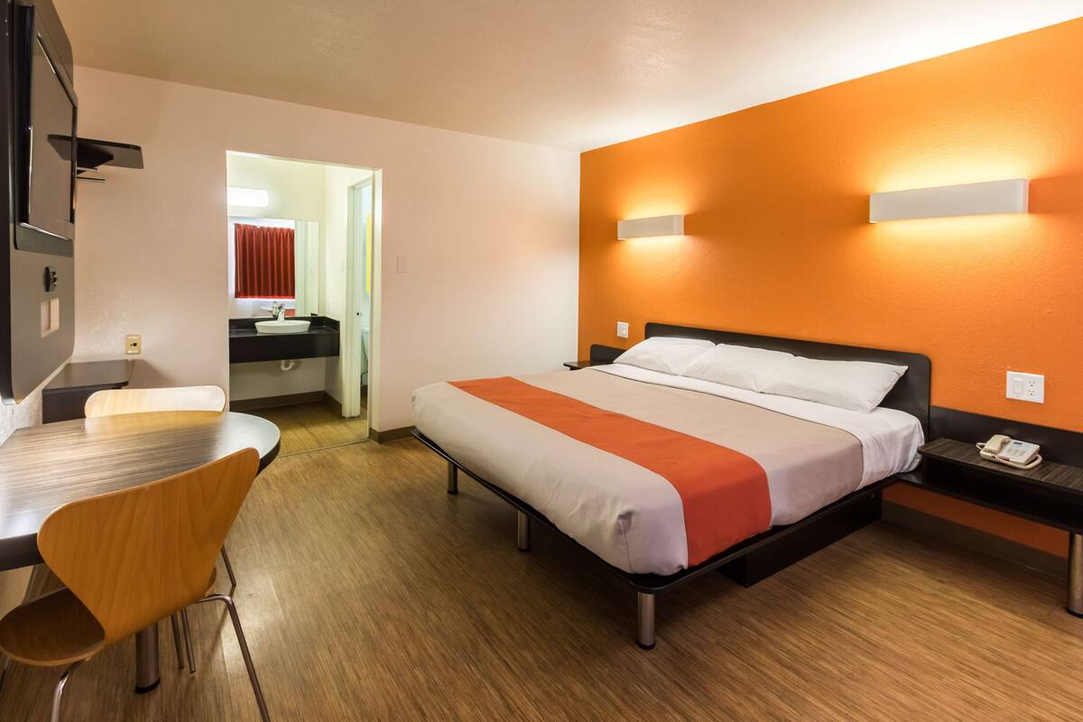 Minibar, skrivebord, wi-fi (inkludert) og sengetøy