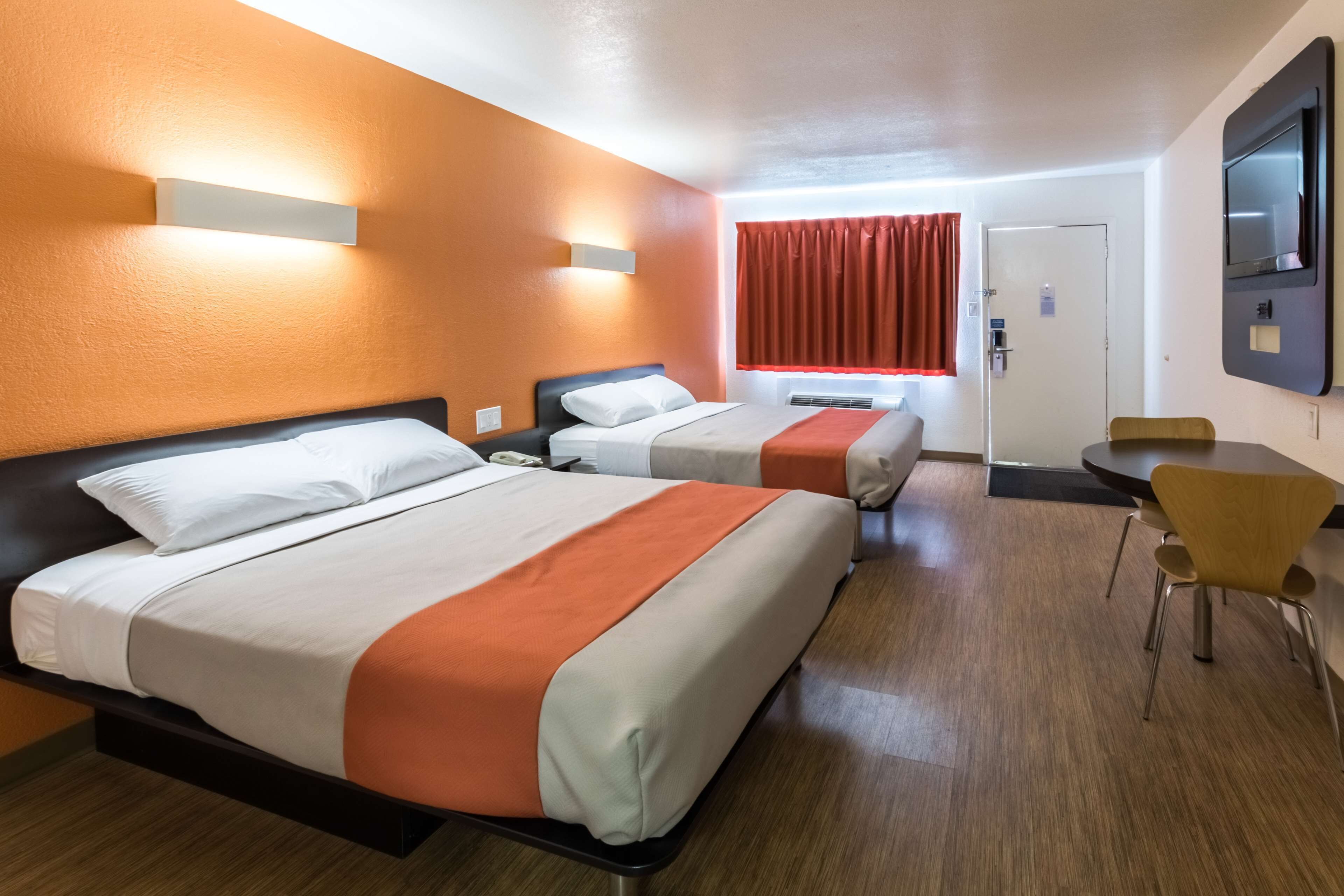 Minibaari, työpöytä, ilmainen Wi-Fi, vuodevaatteet