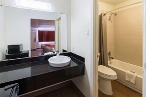 Ensemble douche/baignoire, articles de toilette gratuits