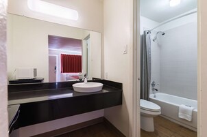 Bañera con ducha, artículos de tocador gratuitos, toallas, jabón