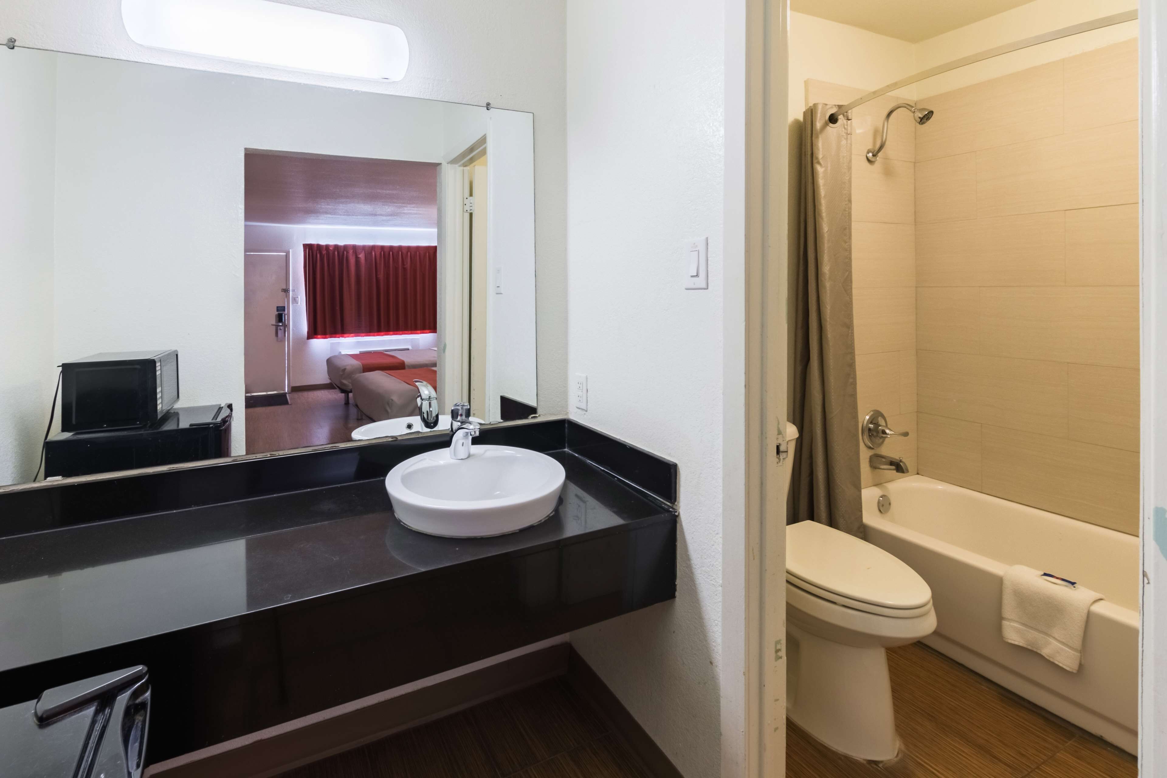 Un baño con lavamanos, inodoro y bañera.