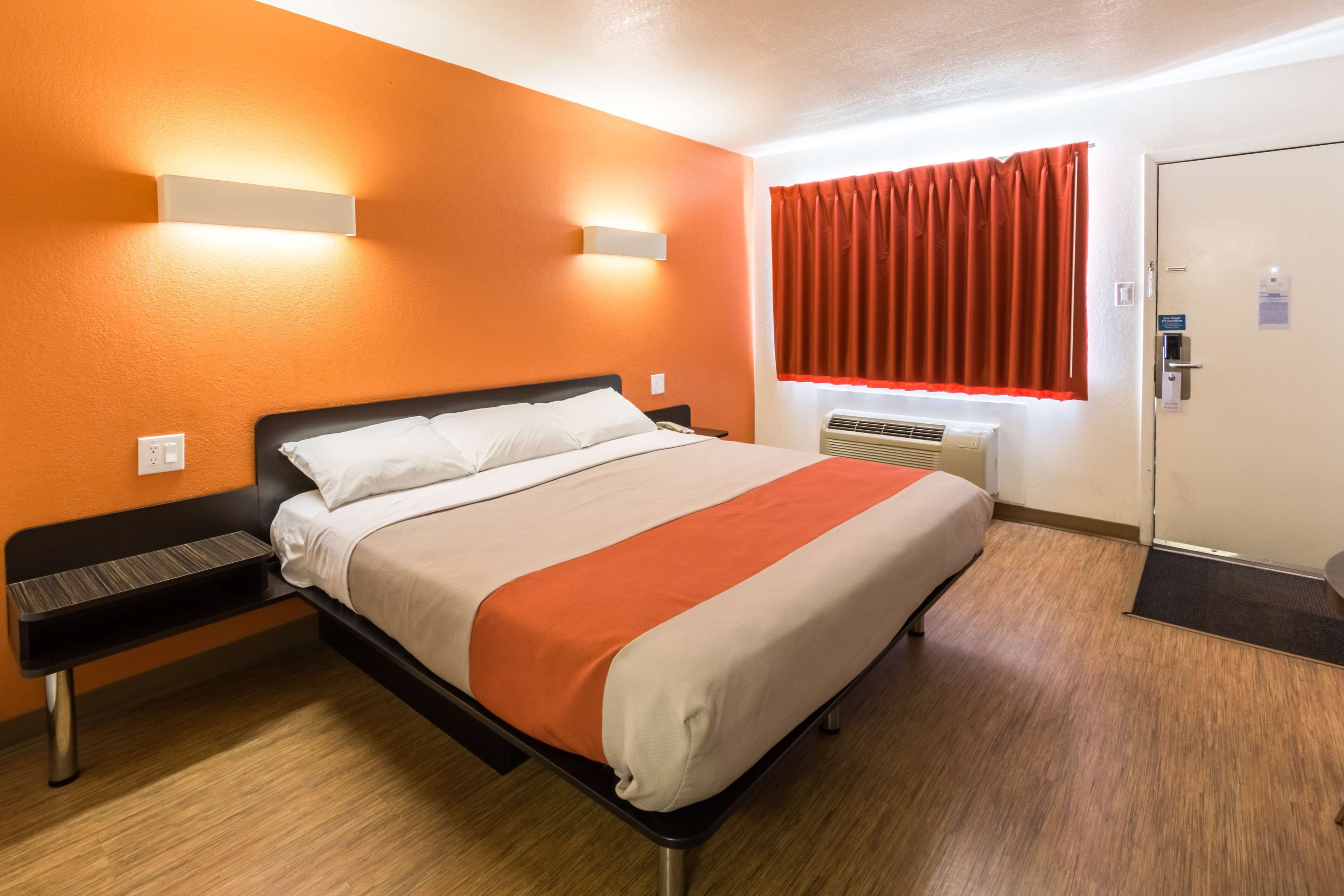 Minibar, escritorio, wifi gratis y ropa de cama 