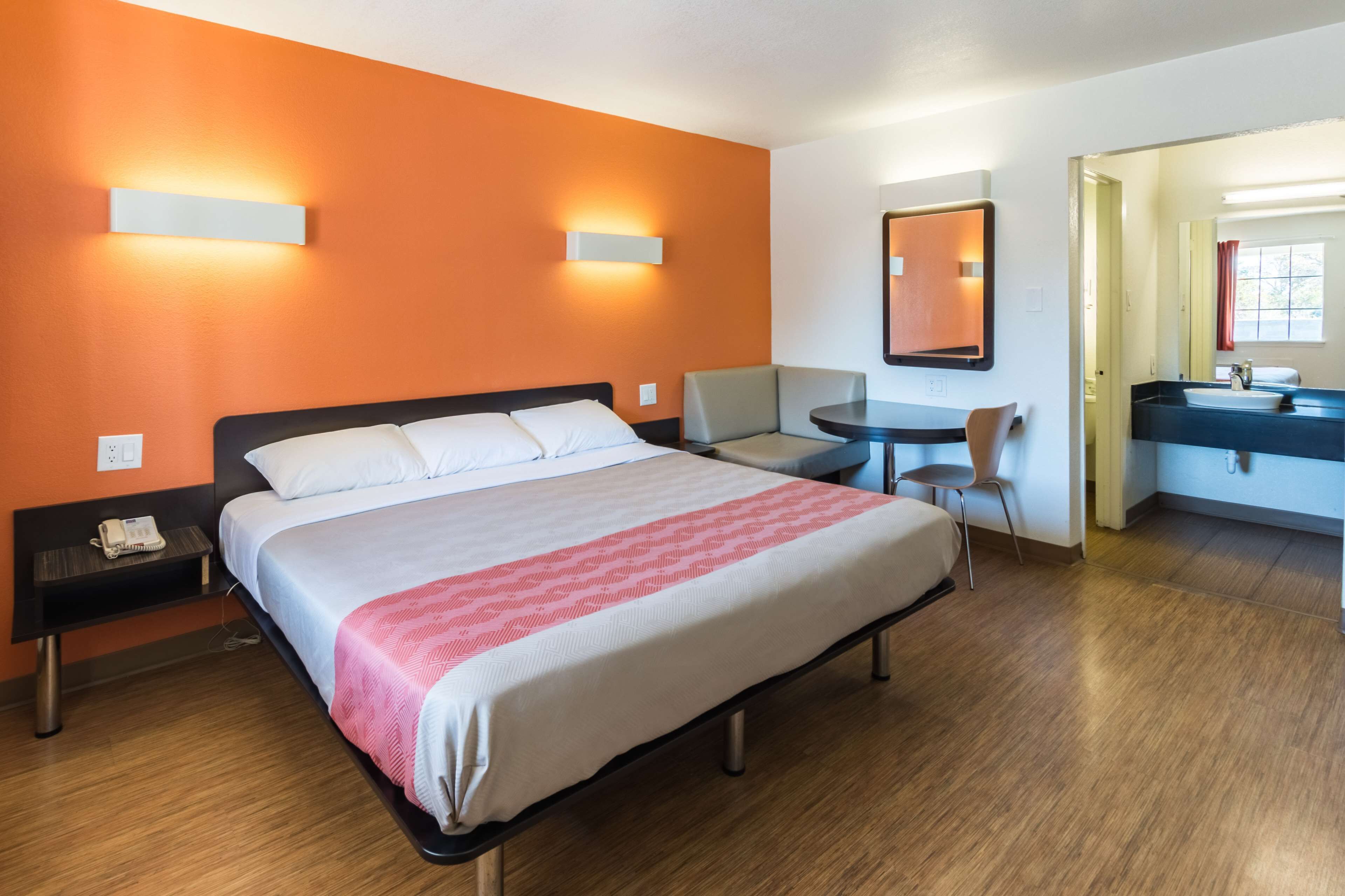 Minibar, skrivebord, wi-fi (inkludert) og sengetøy