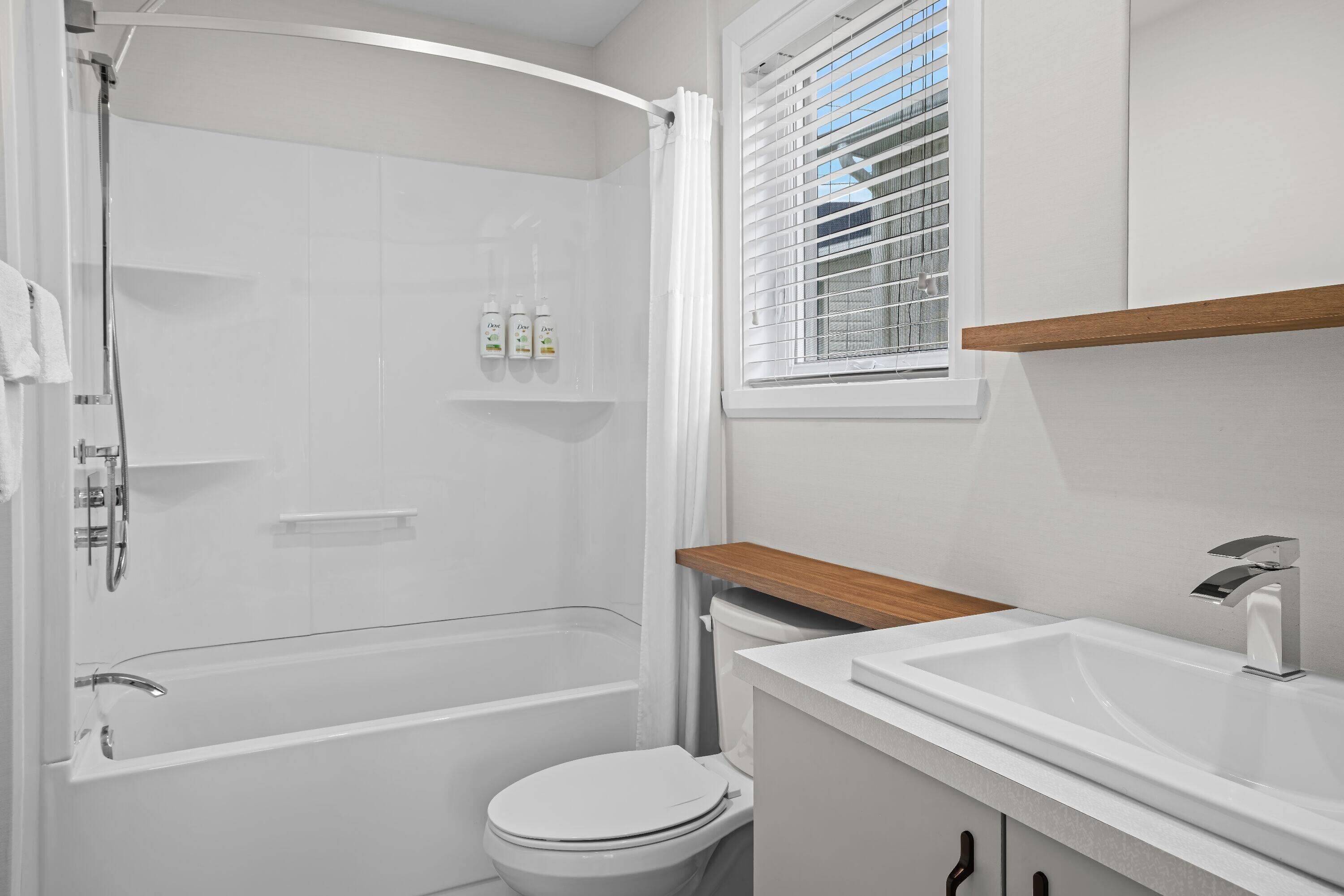 cottage, 1 queen bed, non smoking, kitchen | bathroom | combined shower/bathtub, free toiletries, hair dryer, towels