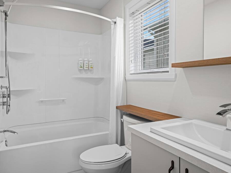 Un baño moderno con bañera, inodoro y lavamanos.