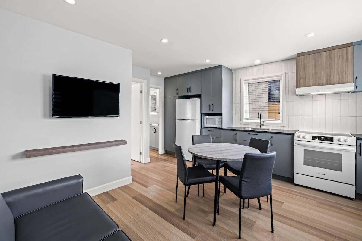 Cottage, 1 Queen Bed, Non Smoking, Kitchen | Premium bedding, individually decorated, individually furnished, desk