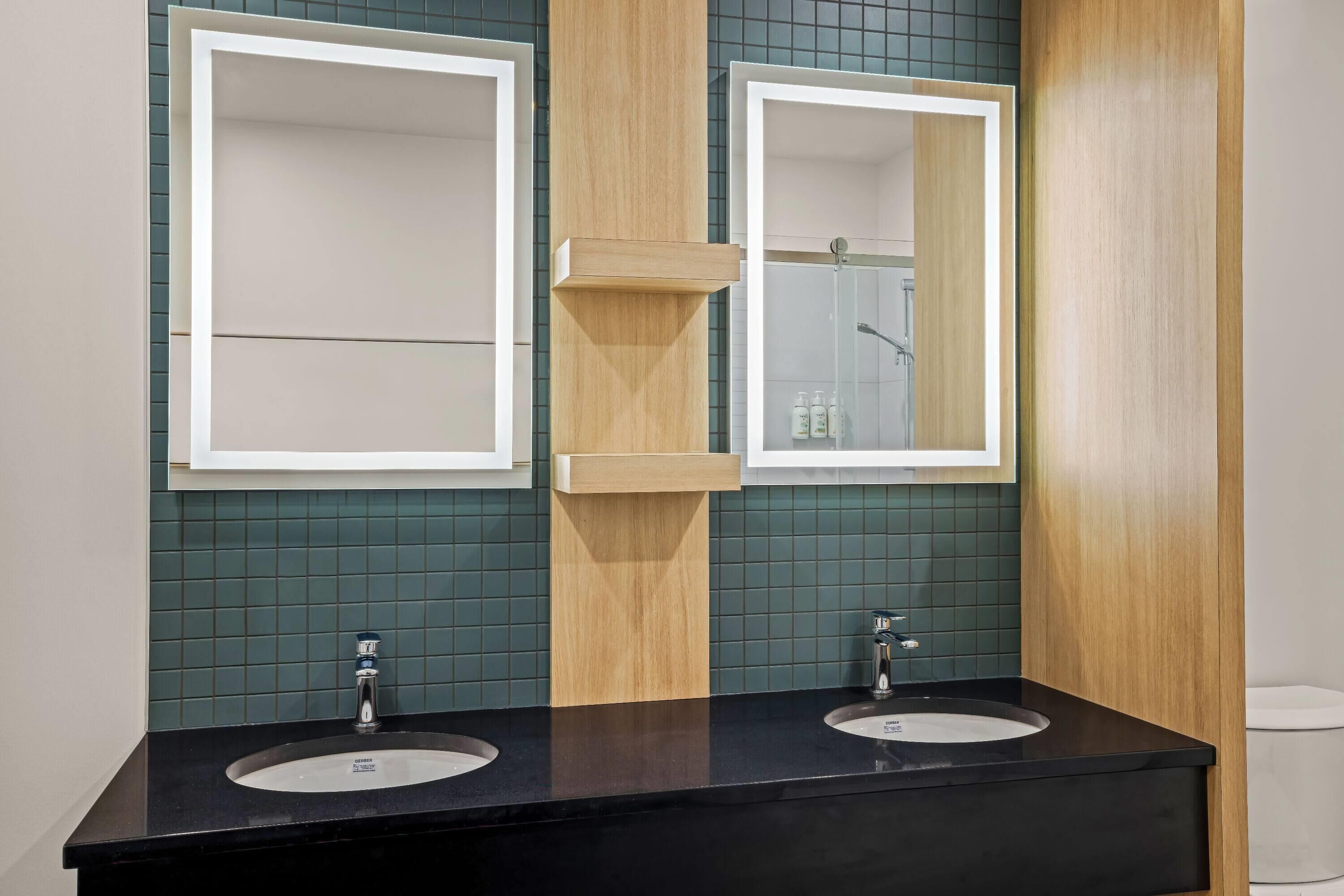 loft, multiple beds, non smoking | bathroom | combined shower/bathtub, free toiletries, hair dryer, towels