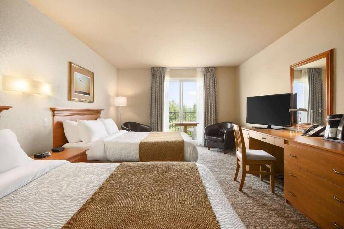 Premium bedding, individually decorated, individually furnished, desk