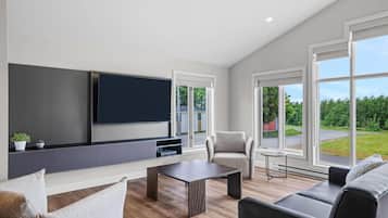 Loft, Multiple Beds, Non Smoking | Premium bedding, individually decorated, individually furnished, desk