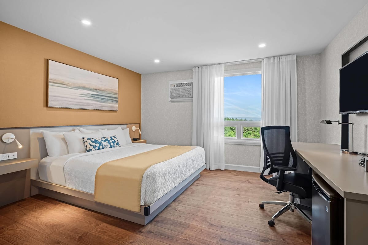 Room, 1 King Bed, Non Smoking (Garden Side) | Premium bedding, individually decorated, individually furnished, desk