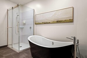 Loft, Multiple Beds, Non Smoking | Bathroom | Combined shower/tub, free toiletries, hair dryer, towels - Days Inn by Wyndham Riviere-Du-Loup (Rivière-du-Loup)