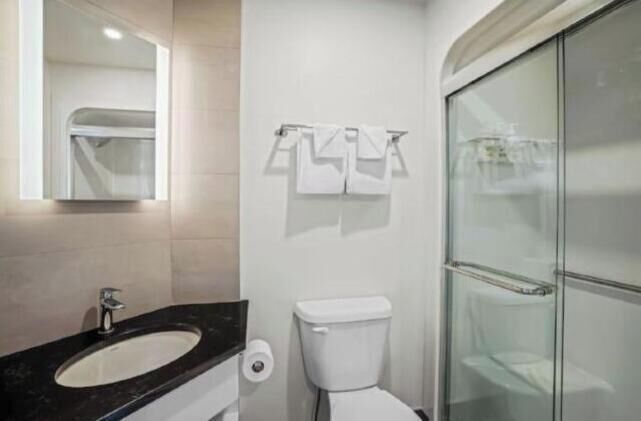 Kamar mandi | Kombinasi shower/bathtub dan perlengkapan mandi gratis