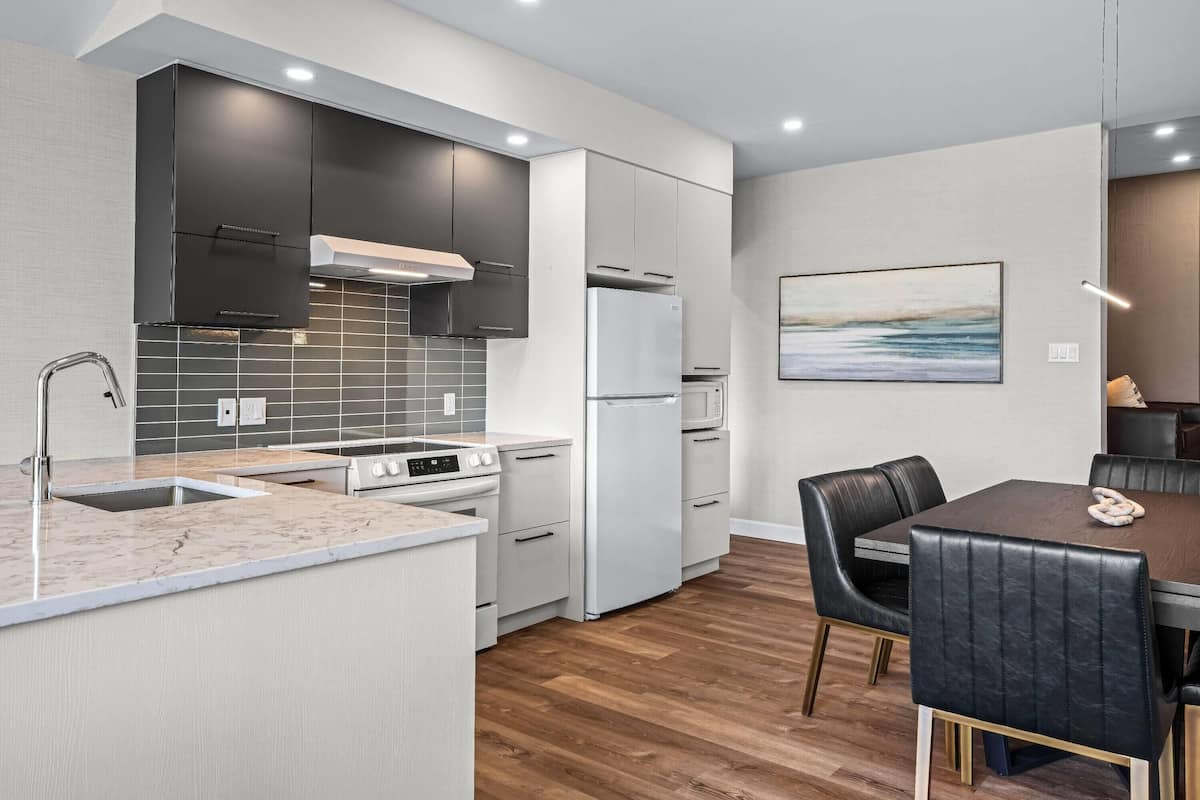 loft, multiple beds, non smoking | premium bedding, individually decorated, individually furnished, desk