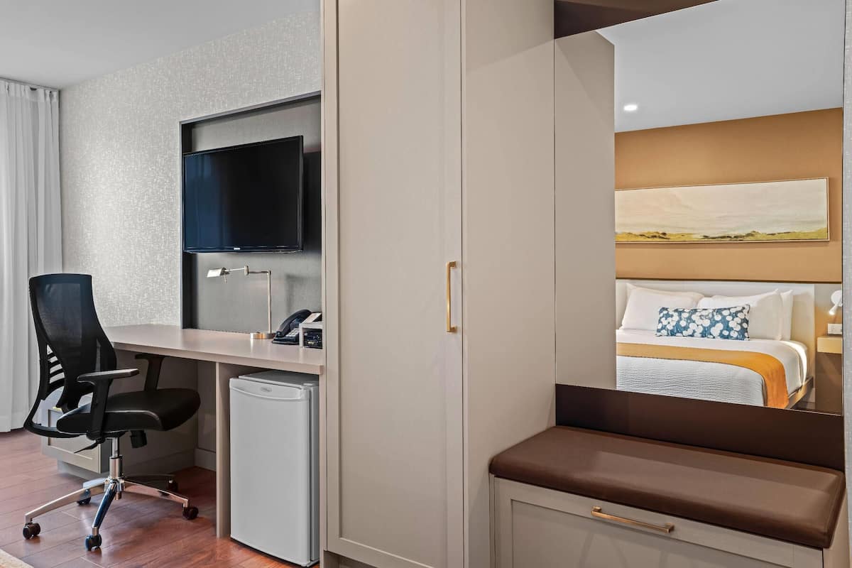 Room, 1 Queen Bed, Non Smoking | Premium bedding, individually decorated, individually furnished, desk