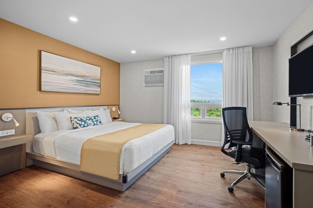 Room, 1 King Bed, Non Smoking (Garden Side) | Premium bedding, individually decorated, individually furnished, desk
