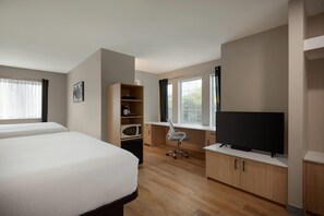 Suite, 1 Queen Bed, Non Smoking (1 Bedroom) | Laptop workspace, blackout curtains, iron/ironing board, free WiFi - Days Inn by Wyndham Kelowna (Kelowna)