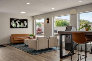 Lobby - Days Inn by Wyndham Kelowna (Kelowna)