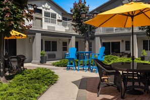 Terrace/patio - Days Inn by Wyndham Kelowna (Kelowna)
