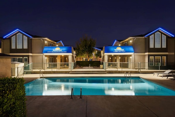 Outdoor pool, sun loungers