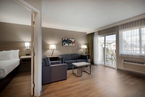 Suite, 1 King Bed, Non Smoking (1 Bedroom) | Laptop workspace, blackout drapes, iron/ironing board, free WiFi