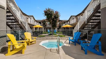 室外游泳池,提供日光浴躺椅