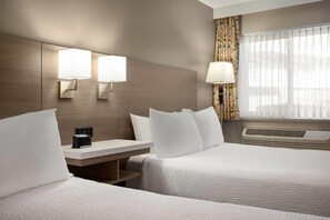 Laptop workspace, blackout drapes, iron/ironing board, free WiFi - Days Inn by Wyndham Kelowna (Kelowna)