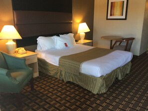 Standard Room, 1 Queen Bed, Non Smoking | Living room | Flat-screen TV