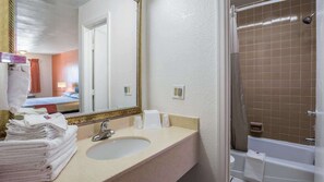 Ensemble douche/baignoire, articles de toilette gratuits