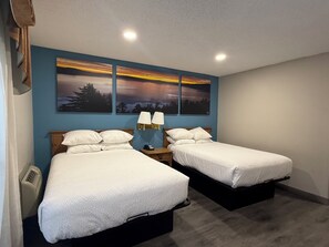 Double Room, 2 Double Beds Non Smoking | Ropa de cama de alta calidad y decoración personalizada 