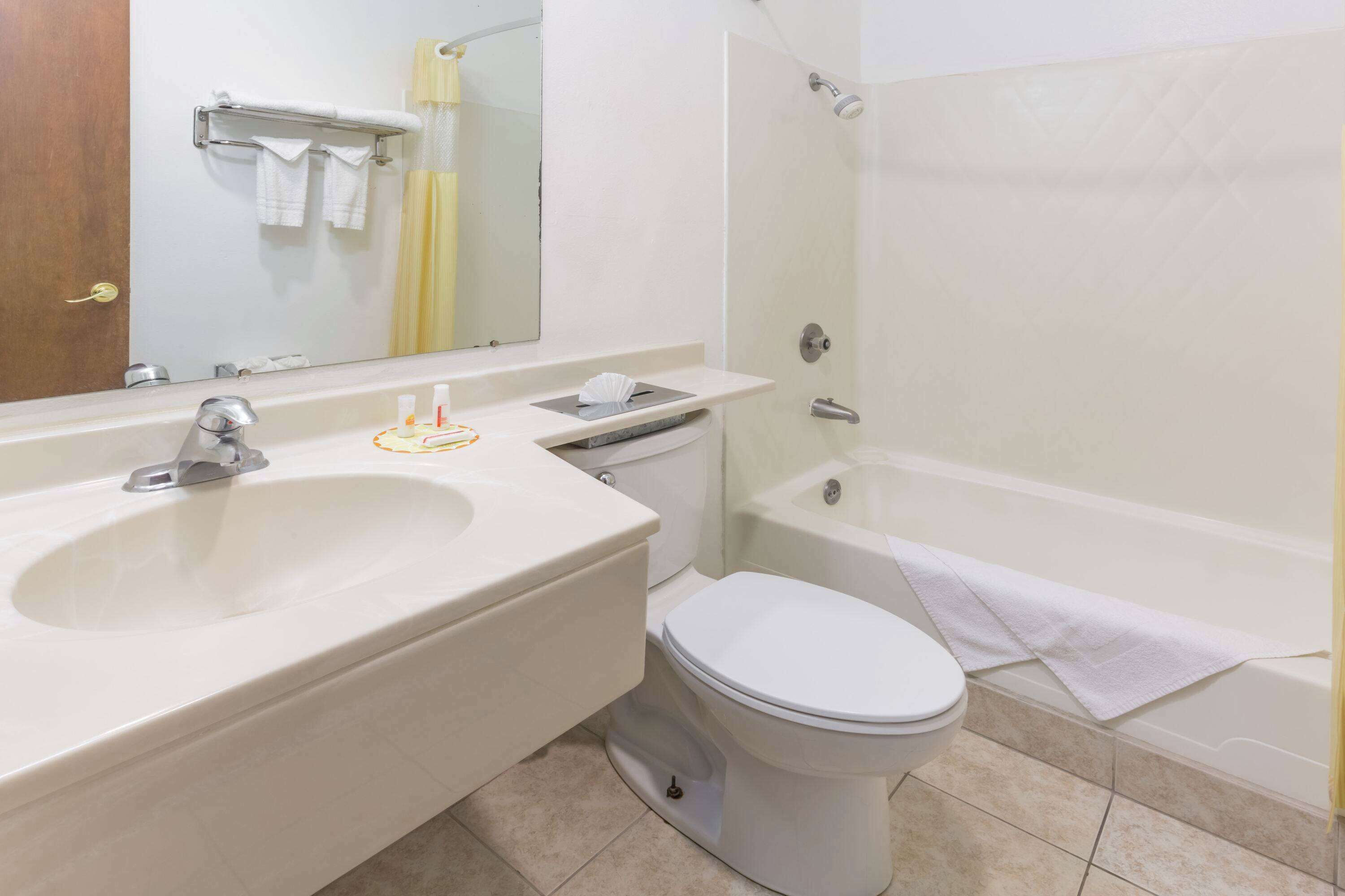 Kombinasi shower/bathtub dan perlengkapan mandi gratis