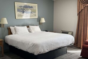 Room, 1 King Bed, Non Smoking | Premium bedding, individually decorated, individually furnished, desk - Days Inn by Wyndham Medford (Medford)