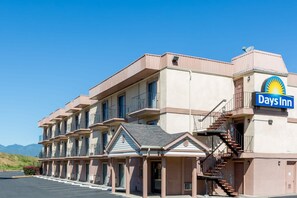 A Days Inn building with a prominent sign, multiple balconies, and a parking lot. - Days Inn by Wyndham Medford (Medford)