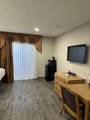 Premium bedding, in-room safe, individually decorated