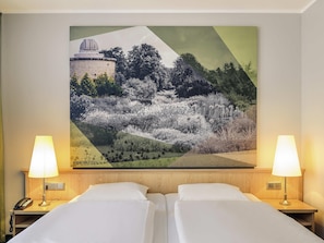 1 bedroom, hypo-allergenic bedding, desk, blackout curtains