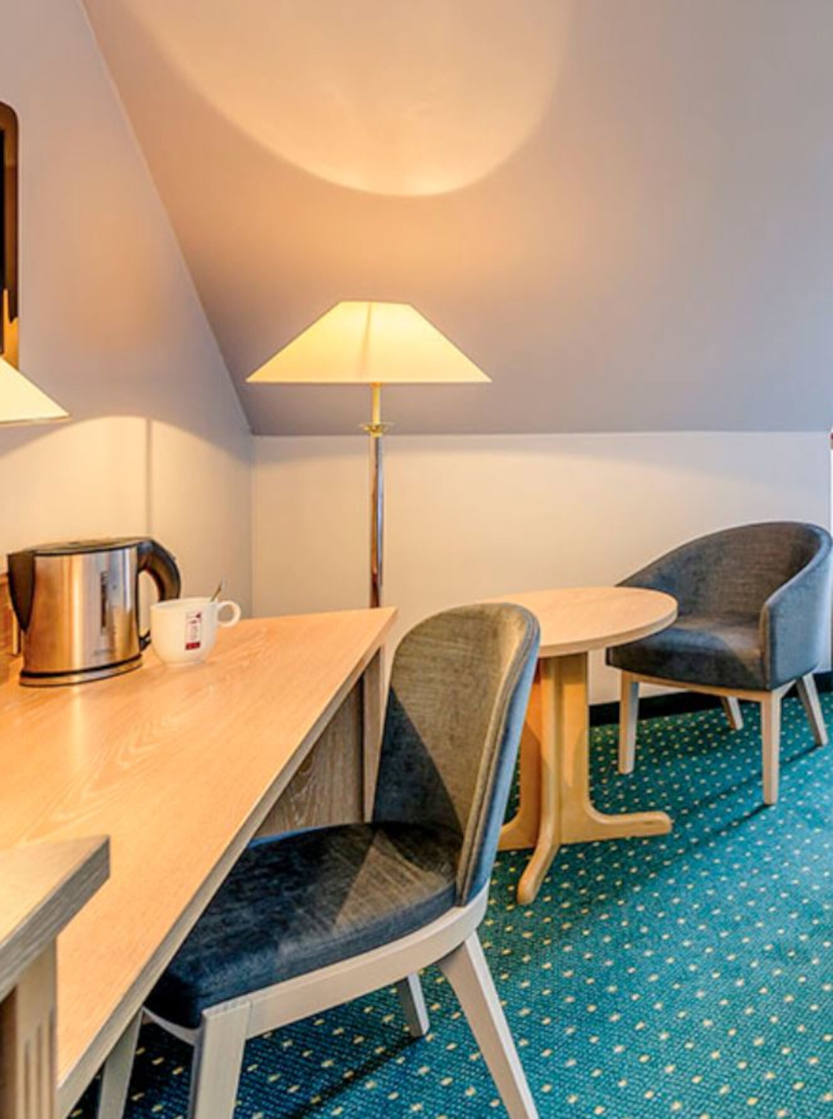 superior room, 1 single bed | living area | flat-screen tv