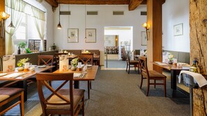 A restaurant with wooden beams, tables set for dining, and framed pictures on the walls. - Mercure Hotel Erfurt Altstadt (Erfurt)