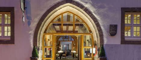 Serveert ontbijt en diner, internationale gerechten